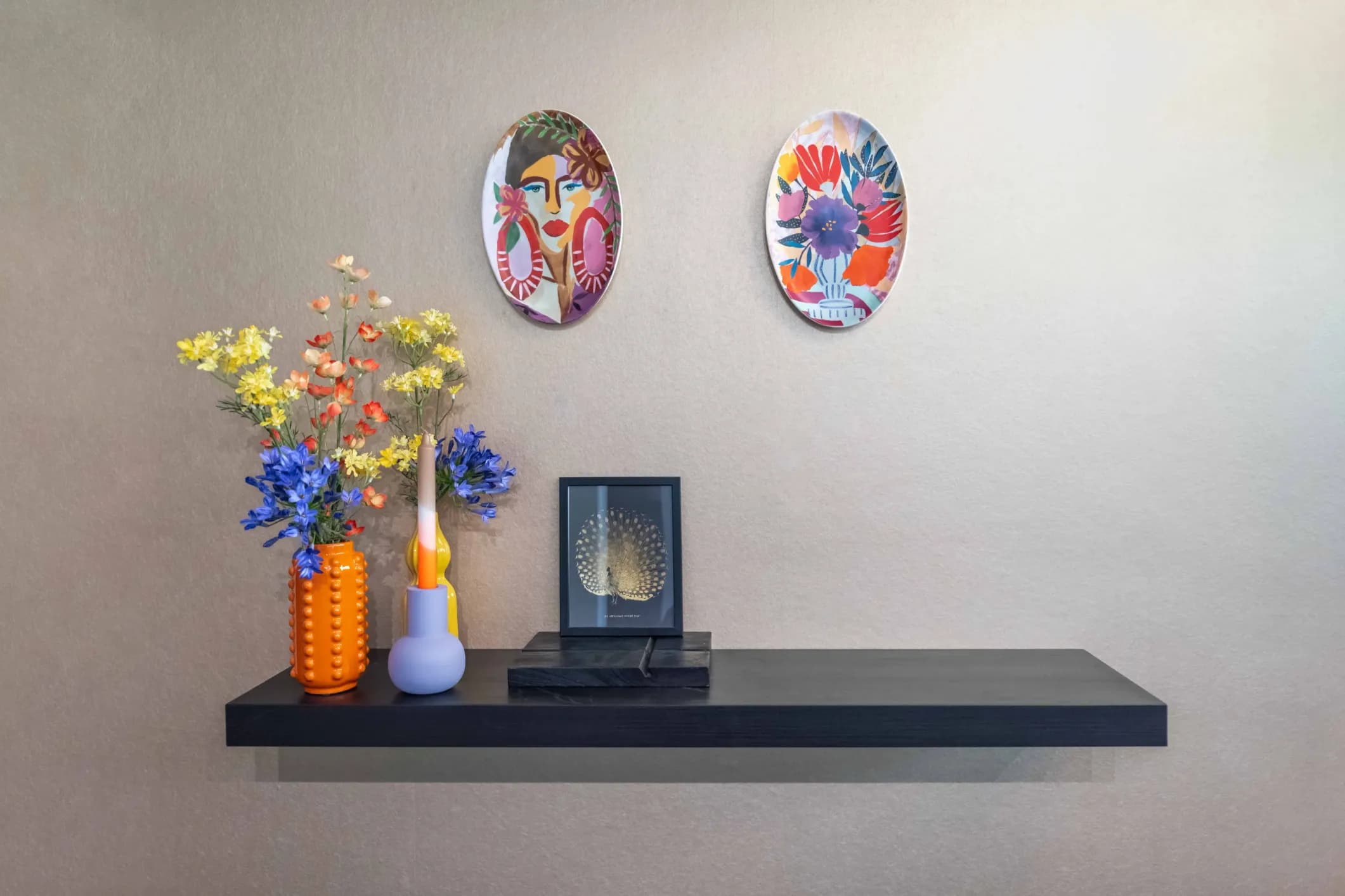 Interior photo of a window with vases, flowers and decorations